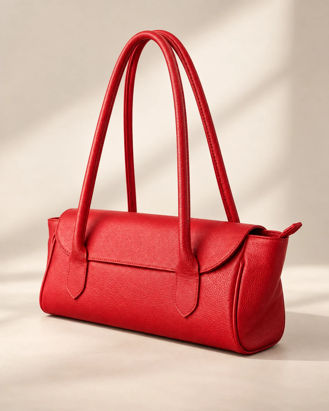 Bolsa baguete vermelha em fundo claro