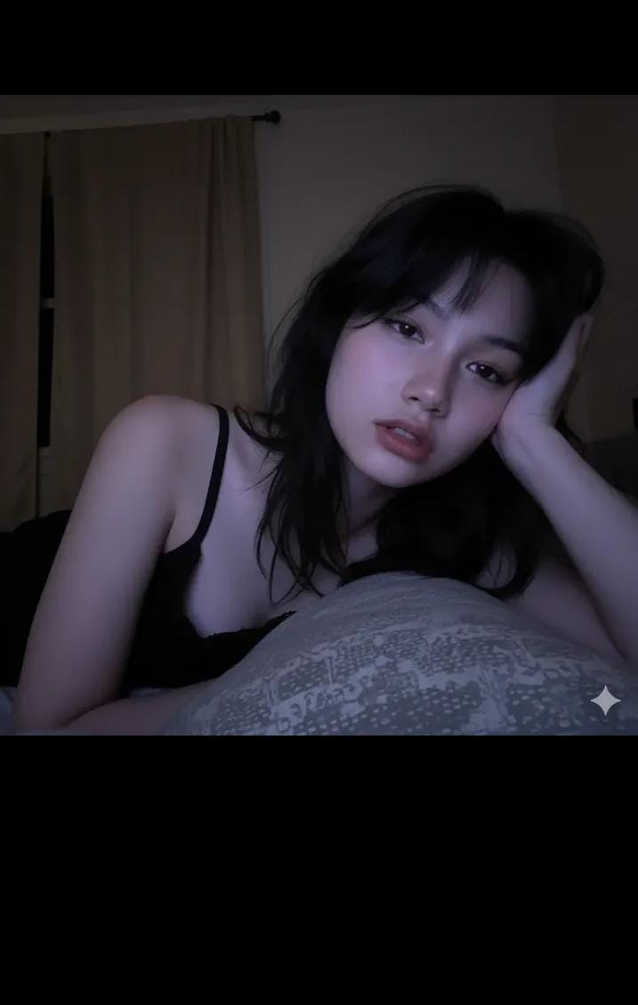 Khoảnh khắc lười biếng trong ánh sáng mờ phòng ngủ