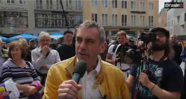 Wladimir Kaminer bei der Verleihung vor dem Apple Store, stoersender.tv 2013
