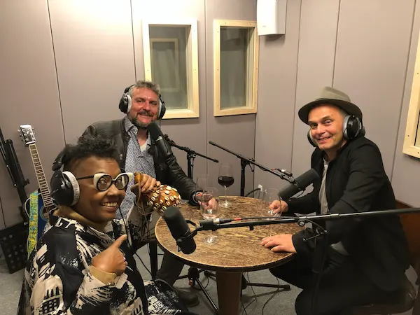 Stefan Hanitzsch interviewt Ensemble-Mitglied Frank Klötgen und die kubanische Poetin Luz de Cuba im Studio der Lach- und Schießgesellschaft