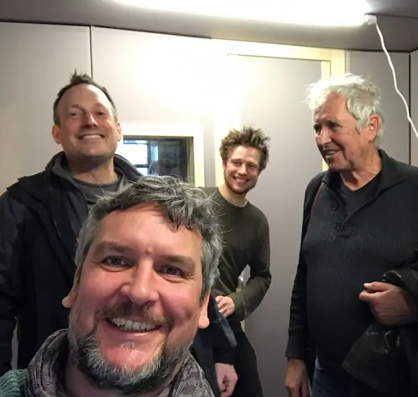 Große Freude über das neue Tonstudio der Lach- und Schieß bei Stefan Hanitzsch, Glenn Louis, Niklas Bühler und Hanns-Christian Müller.
