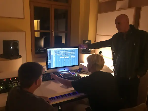 Musiker und Techniker im Regieraum der Lach- und Schießgesellschaft
