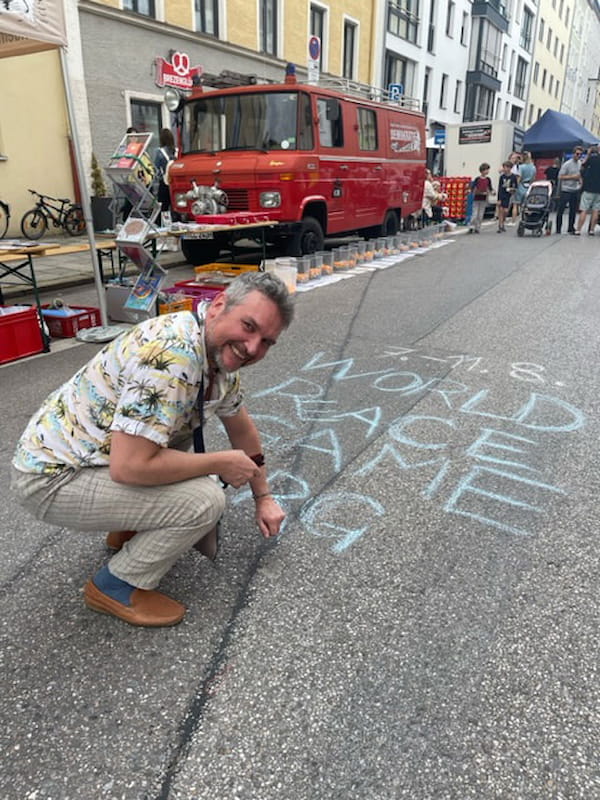 Stefan Hanitzsch wirbt auf der Straße in München für das World Peace Game