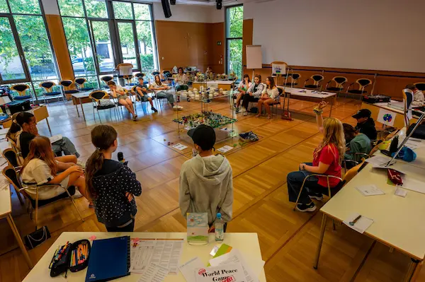 Kinder und Jugendliche spielen das World Peace Game, München 2023