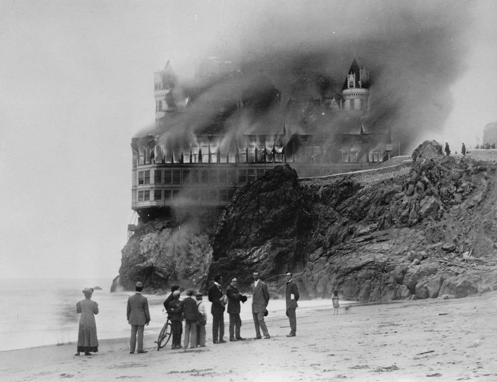 Fire at the Second Cliff House, San Francisco (1907)