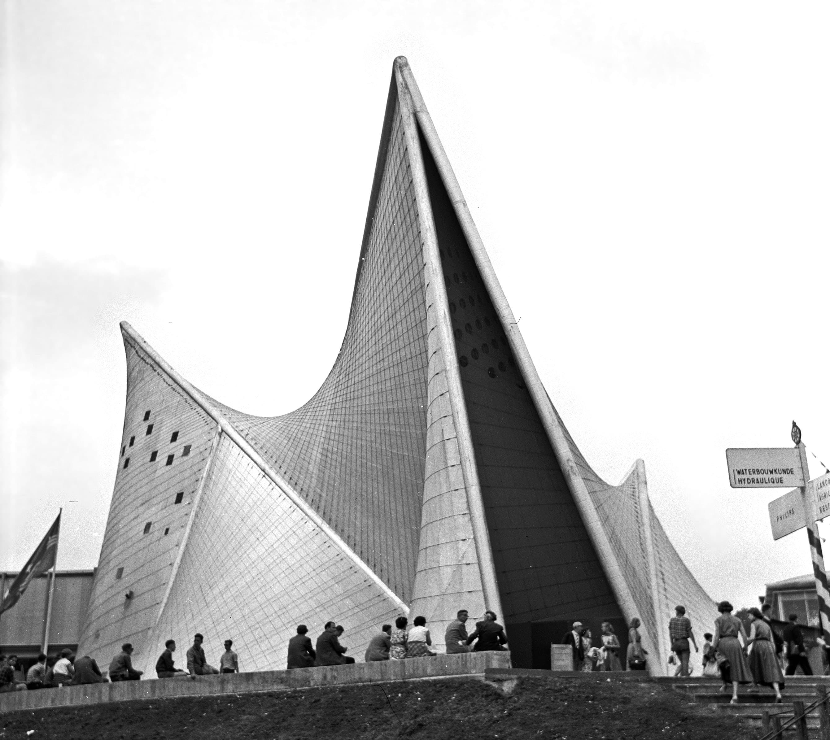 iannis xenakis and le corbusier philips pavilion brussels worlds fair expo 58 (1958)