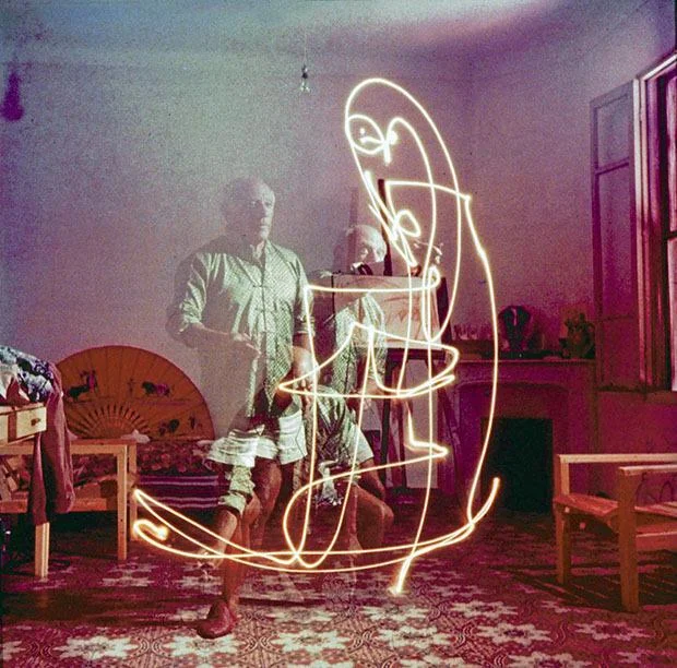 Pablo Picasso drawing a figure with light by Gjon Mili (1949)