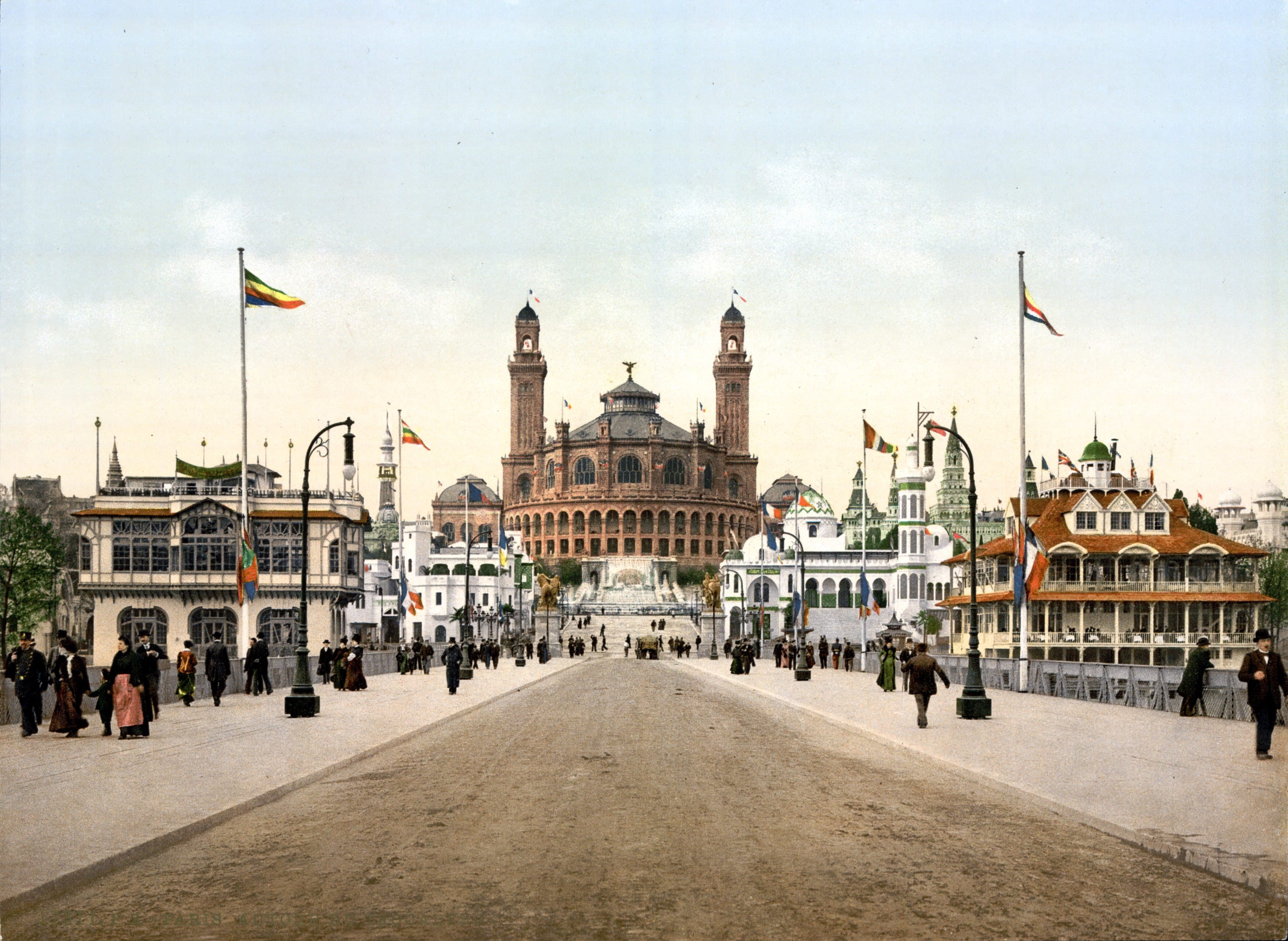 View of the Rue des Nations looking toward the Palais des Illusions, Exposition Universelle, Paris 1900 (1900)