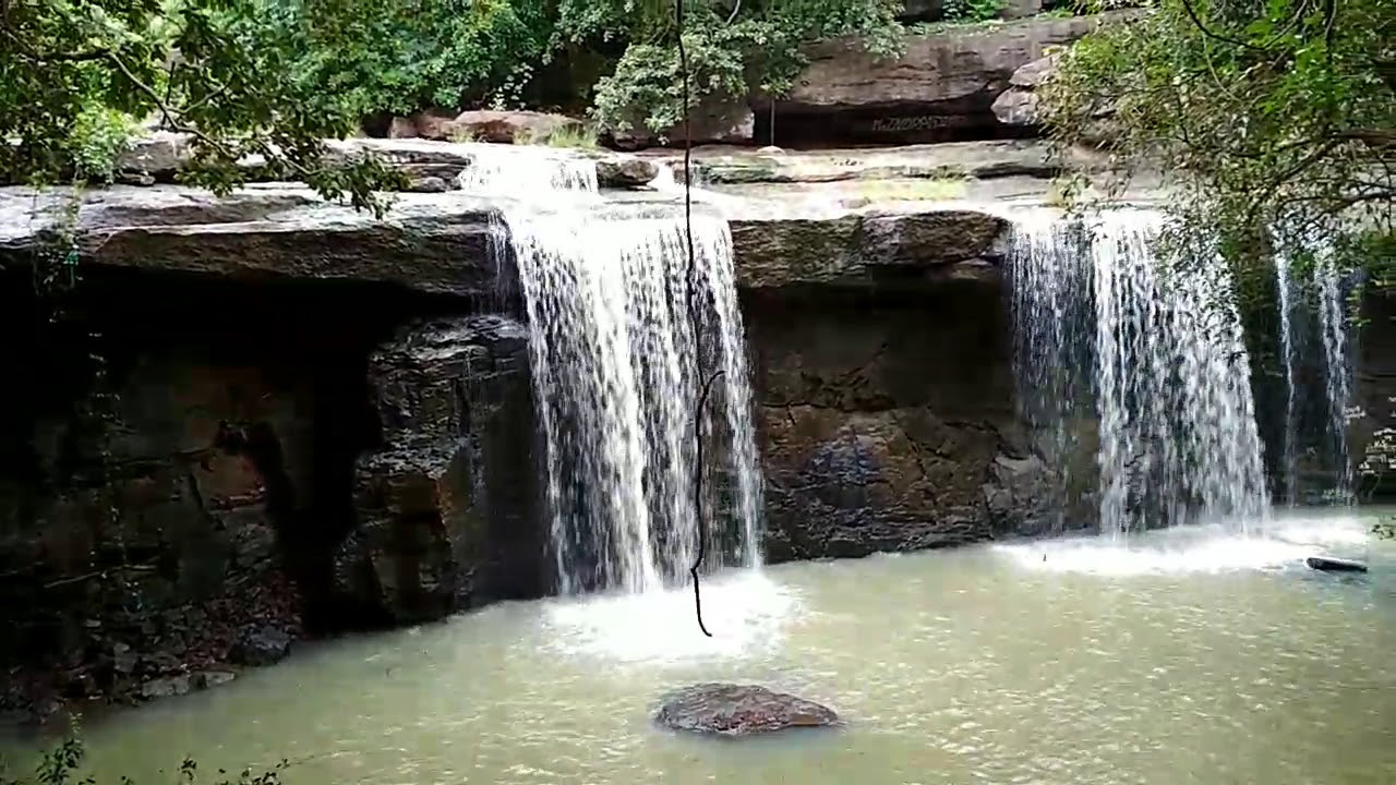 3. सियादेवी मंदिर और झरना