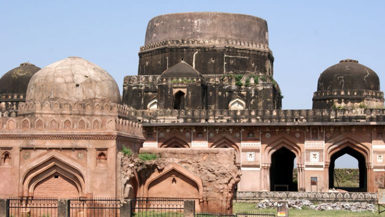 1. चौरासी गुंबद