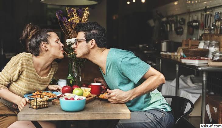 1. वे आपसे व्यक्तिगत बातें साझा करने का मन नहीं करते हैं।