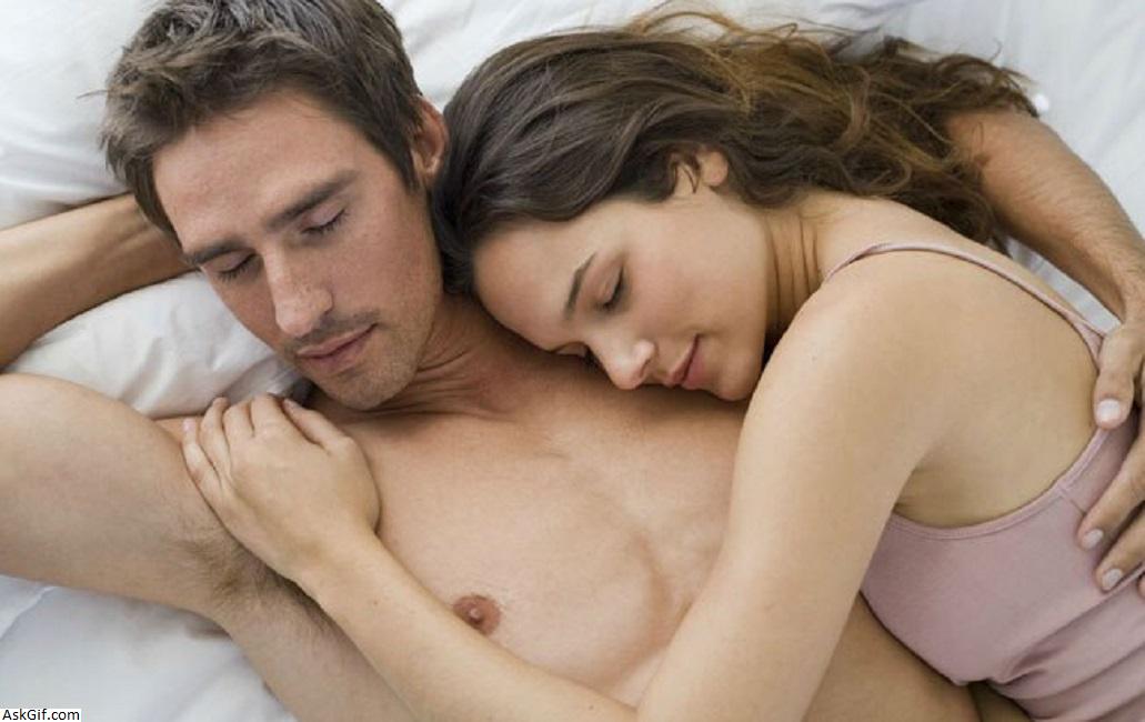 विज्ञान का कहना है कि यदि आप एक प्यार करने वाले साथी हैं तो आप बेहतर सोते हैं!