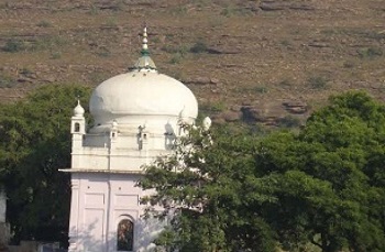 3. लतीफ शाह मकबरा