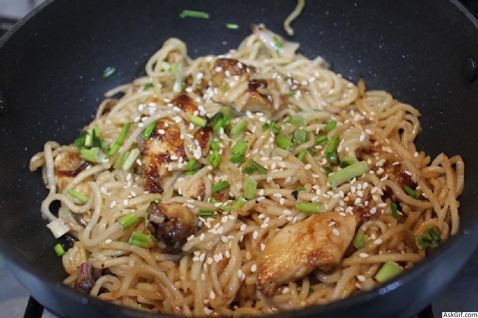 स्वादिष्ट तिल चिकन नूडल्स रेसिपी