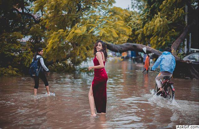 बाढ़ में एक और मुद्रा