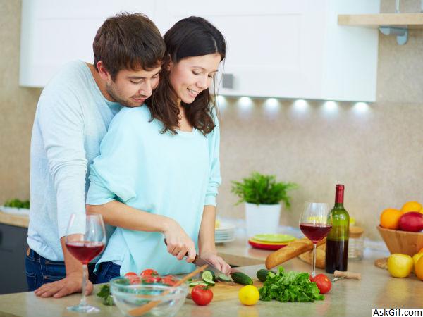 5. वे आपके लिए खाना बनाती हैं।