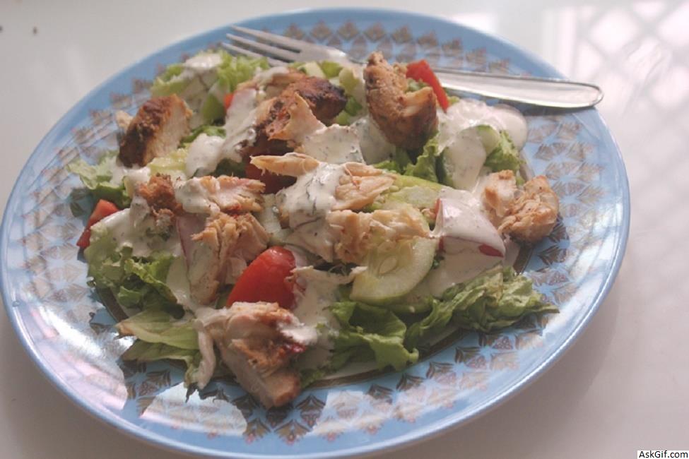 रेंच ड्रेसिंग रेसिपी के साथ टेस्टी ग्रिल्ड चिकन सलाद
