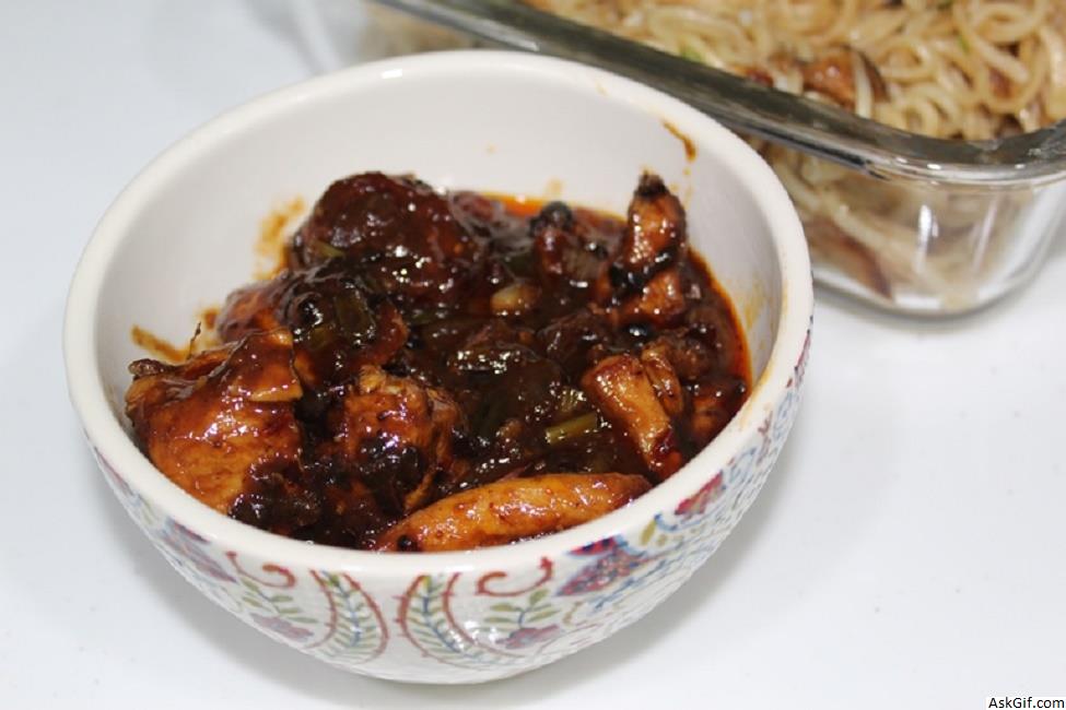 ब्लैक बीन और काली मिर्च सॉस सॉस में टेस्टी स्टिर-फ्राइड चिकन