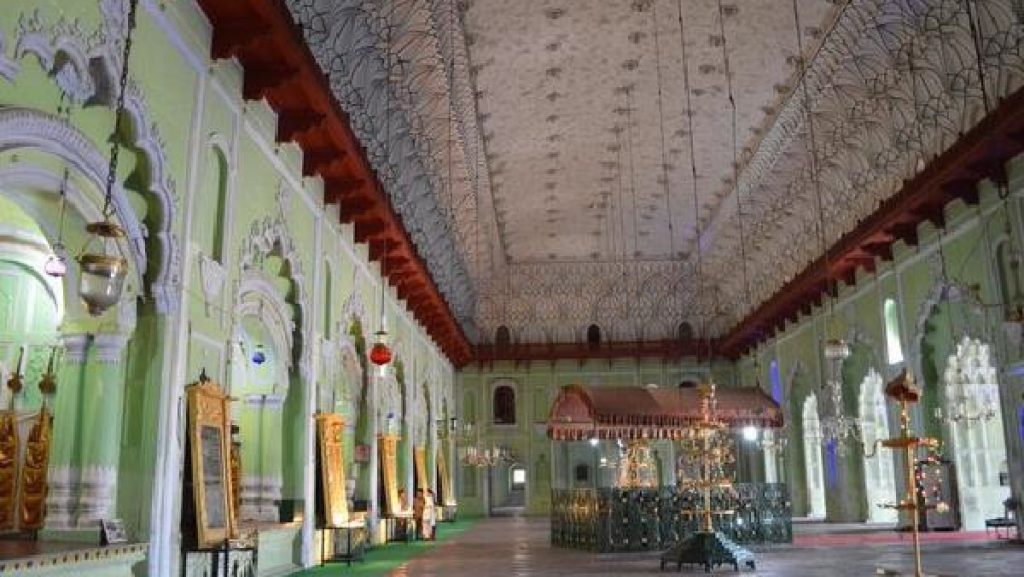 2. बादा इमाम बारा (भुूल भुलायन)