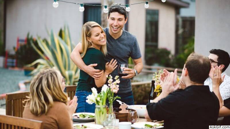 9. वे गर्व से आपको अपने दोस्तों और परिवार से मिलवाते हैं