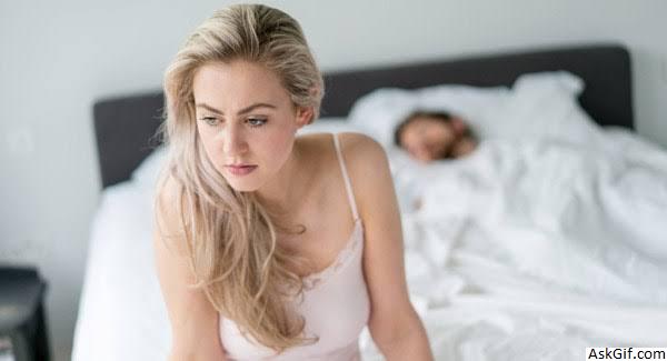 5. पुरुष अपने मानकों को छोड़ देते हैं, जबकि महिलाएं उन्हें उठाती हैं