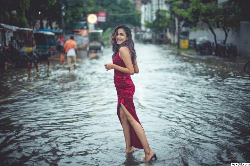 पटना की बाढ़ग्रस्त सड़कों में मीडिया अटेंशन मॉडल अदिति सिंह पोज़िंग हासिल करने के लिए। बिहार को चाहिए मदद !!!