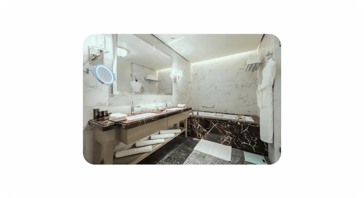 Ванная комната с двумя раковинами и ванной
