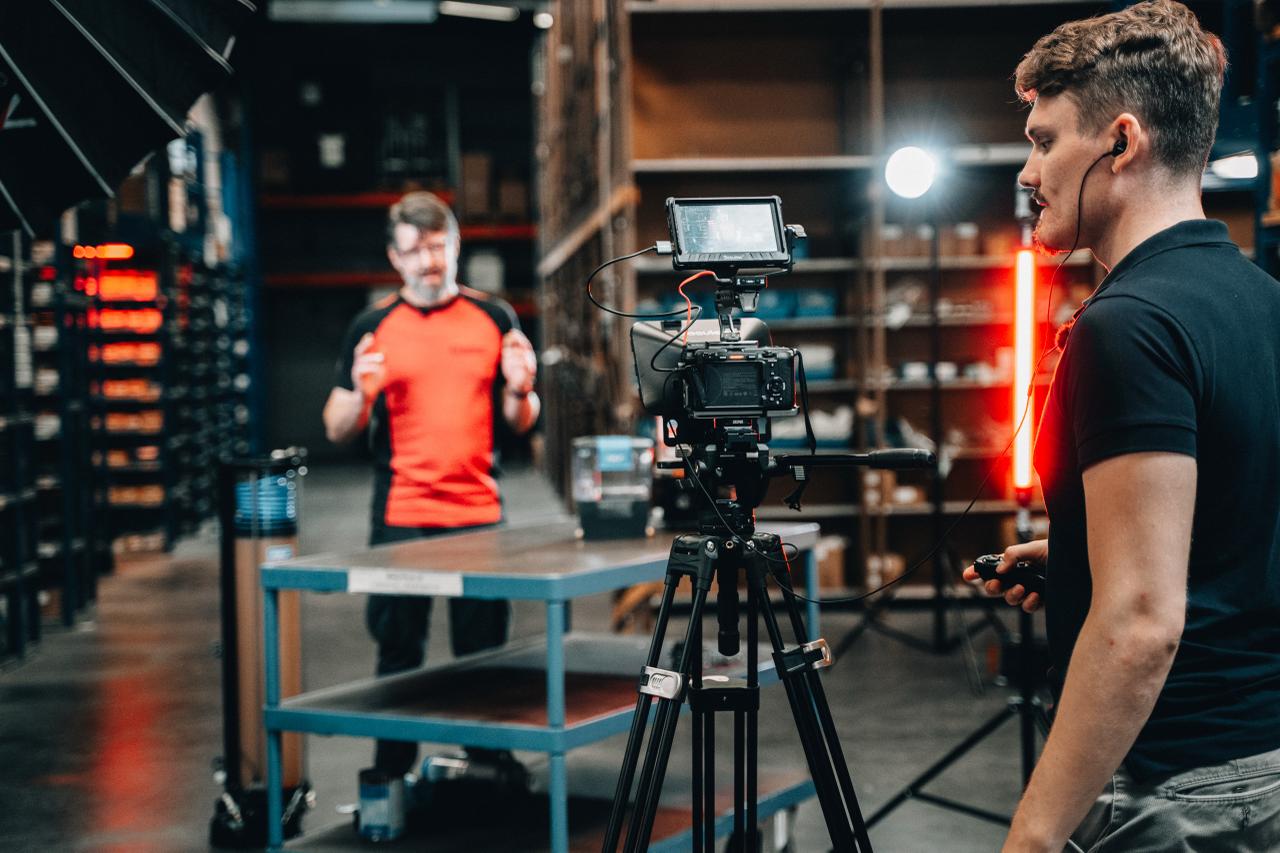 Mehrwertfilm Videodreh im Industrieumfeld: Kameramann filmt einen Mitarbeiter im Lager