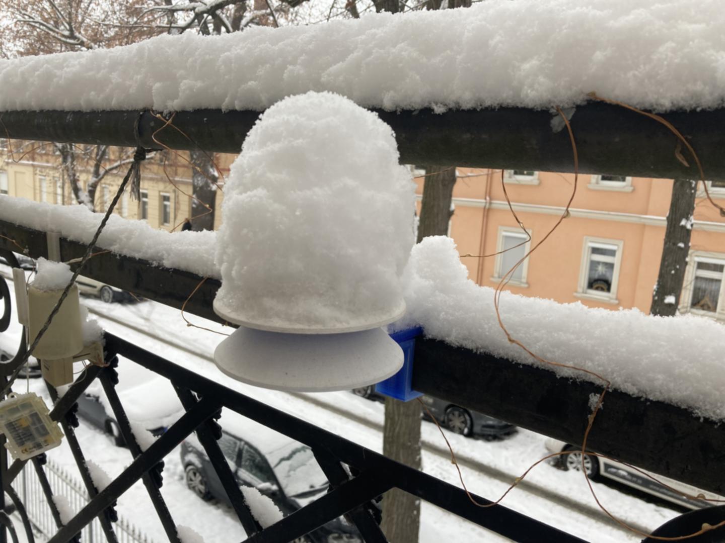 Foto of the weather station fixed on the balkony railing