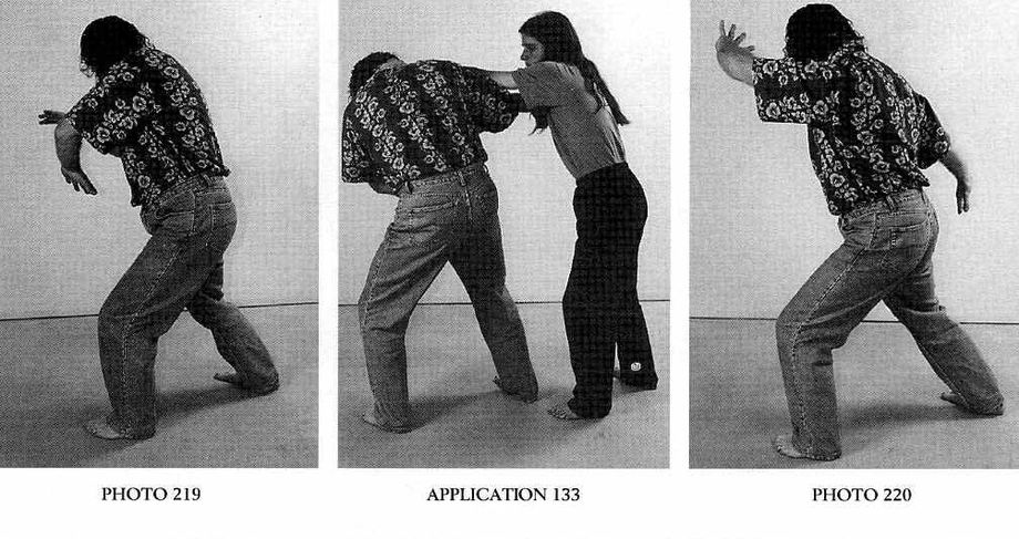 Dùng Bộ Pháp Nhanh Nhẹn Nâng Tay Hắn Lên Để Tấn Công Hạ Bộ (Using Spritely Footwork to Raise His Arm to Attack His Groin) — ảnh gốc trang 33