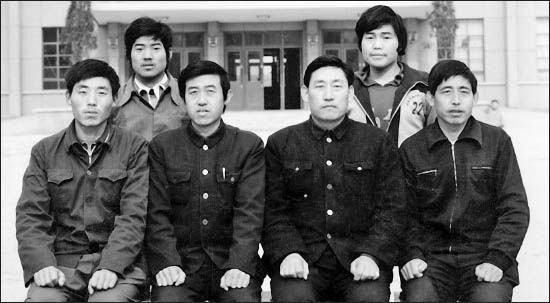 Cùng bức ảnh năm 1985 (lặp lại): ba đại sư Trần trước Học viện