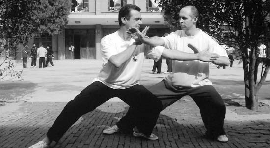 Fabrizio Cuminetti và David Gaffney đang thôi thủ, bước tiến lùi đơn