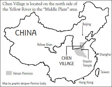 Ảnh năm 1985: Trần Tiểu Tinh, Trần Tiểu Vượng, Trần Chính Lôi trước Học viện Huấn luyện Trấn Trần Gia Câu