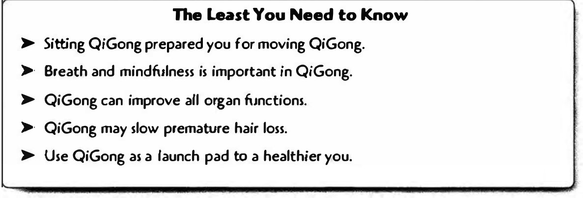 Đan các ngón tay vào nhau và kéo dài hai tay lên trên đầu
