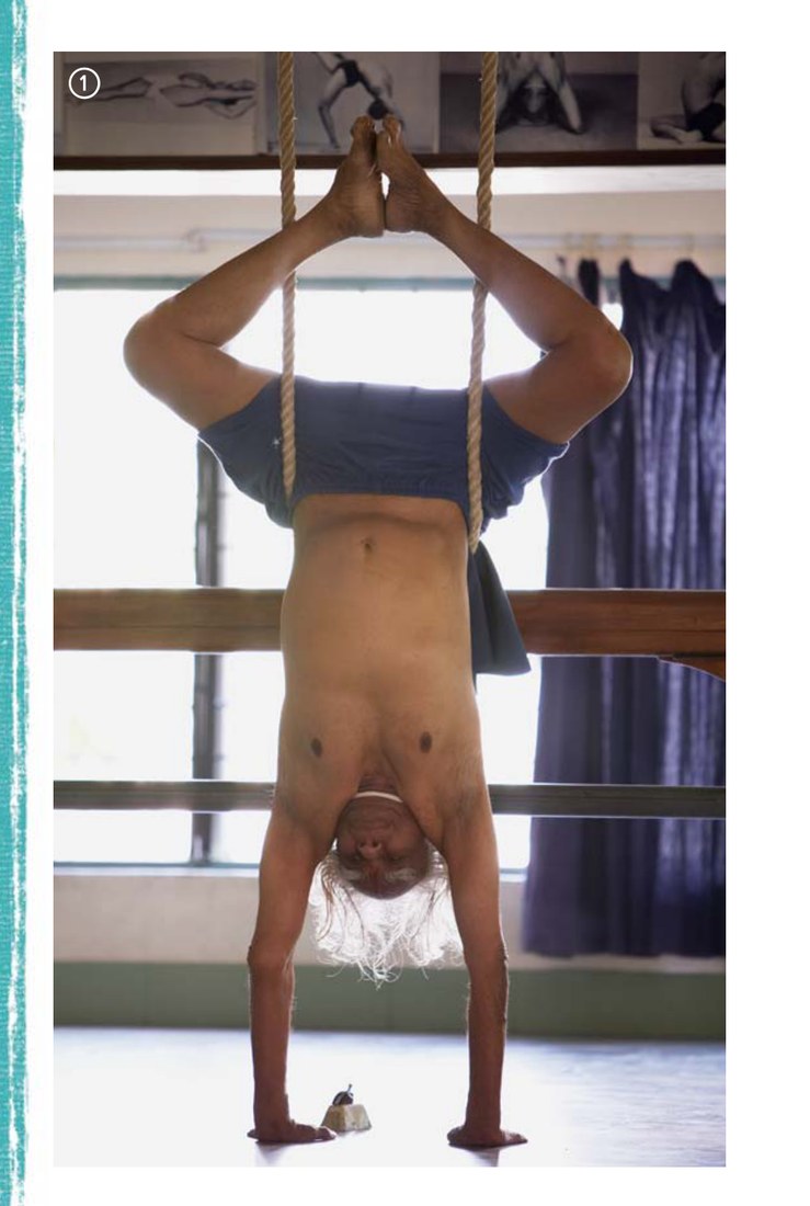 Bhujangasana đầu cúi về chân