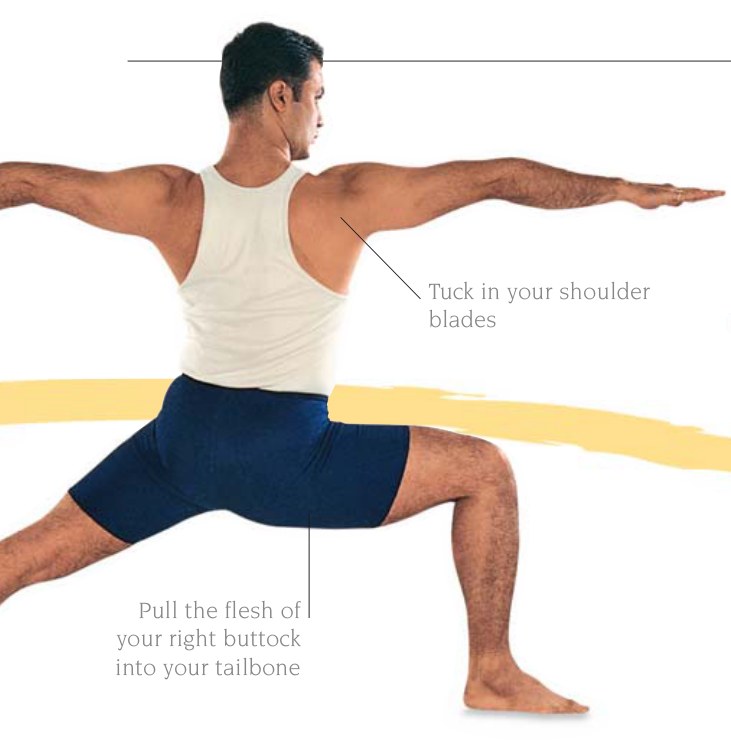 Utthita Trikonasana — thu mông và xương cụt vào