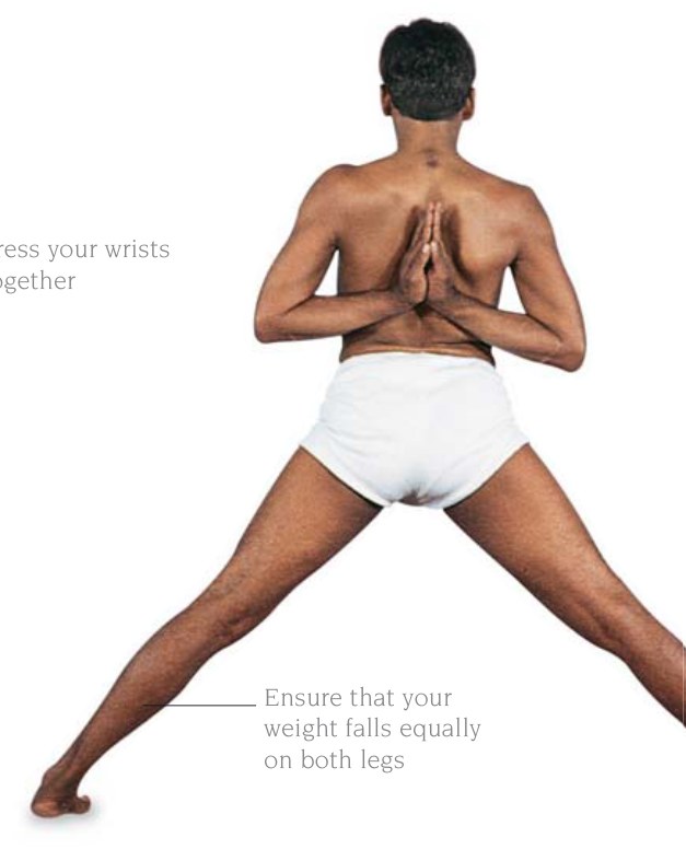 Utthita Parsvakonasana — xoay bên trái thân mình lên trên và ra sau