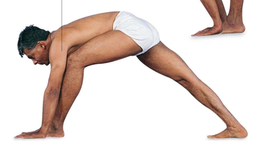 Parsvottanasana — kéo giãn bàn chân phải hoàn toàn