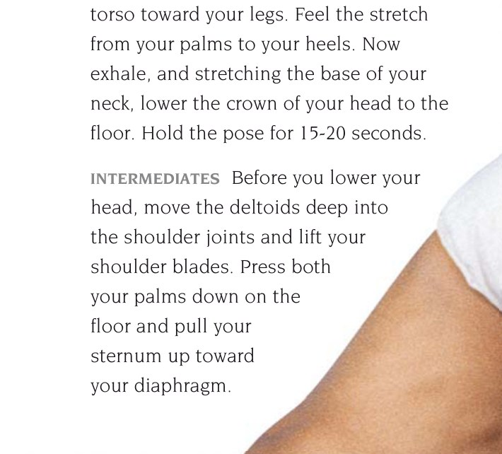 Parsvottanasana — ấn các ngón tay của mỗi bàn tay vào nhau