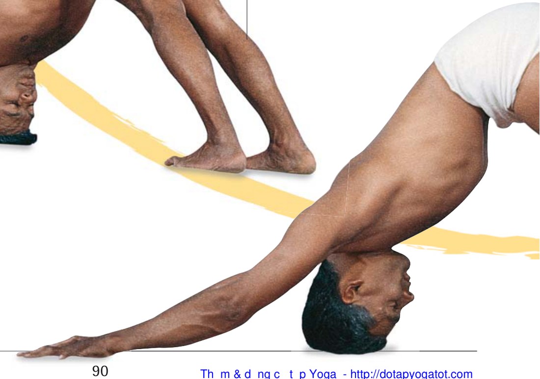 Adhomukha Svanasana — giữ hai cánh tay được kéo giãn hoàn toàn