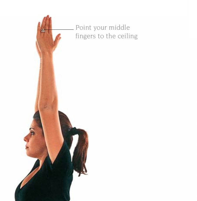 Virabhadrasana 1 — hướng các ngón tay giữa lên trần nhà