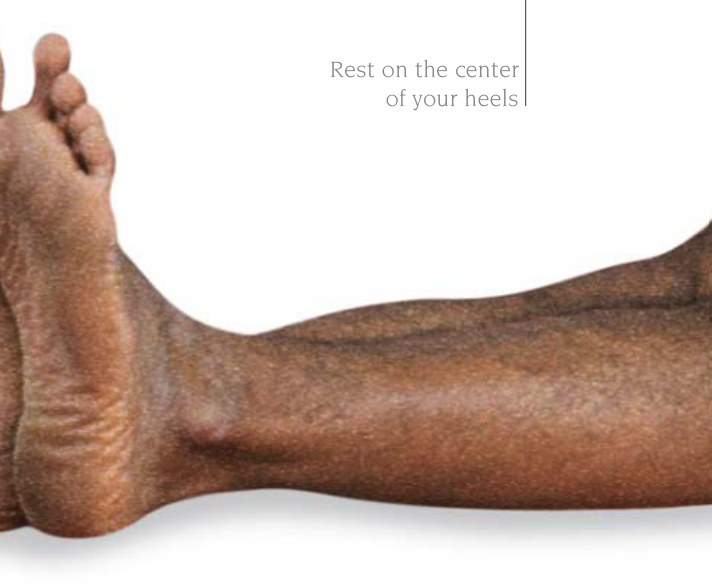 Dandasana — hai chân duỗi thẳng