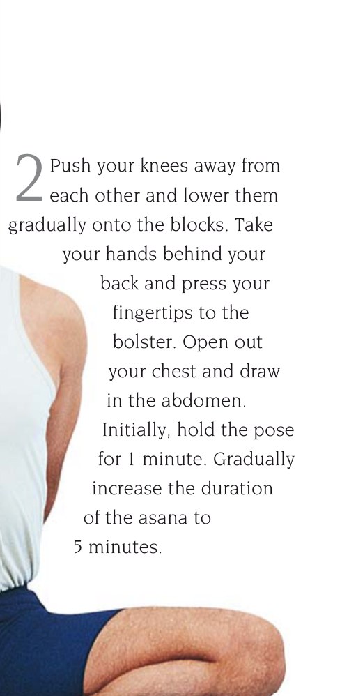 Uttanasana — gập người đứng, trán tựa lên gạch