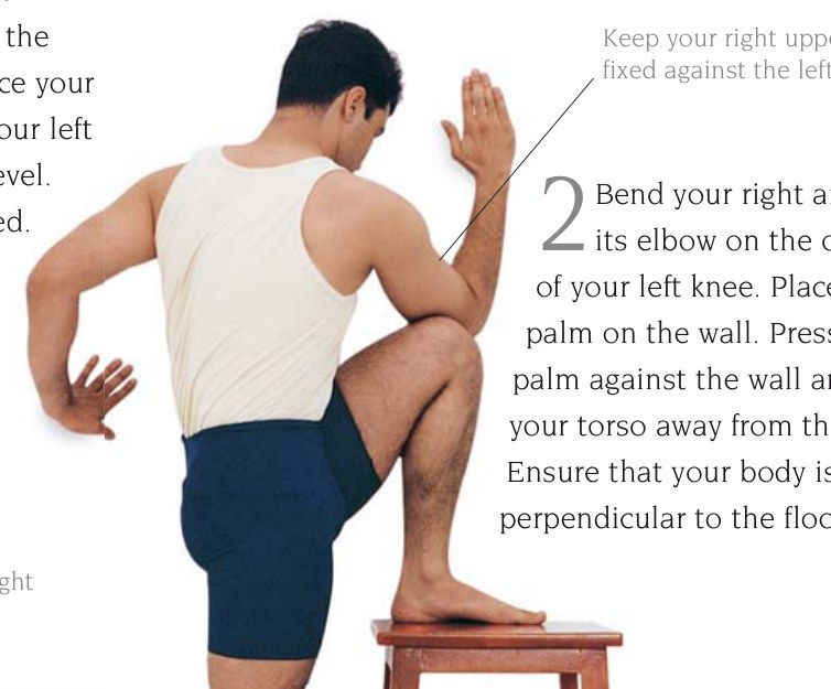 Marichyasana — giữ đầu, mắt và cổ thụ động
