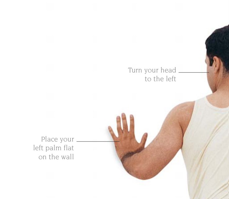 Utthita Marichyasana — đẩy khuỷu tay vào đùi
