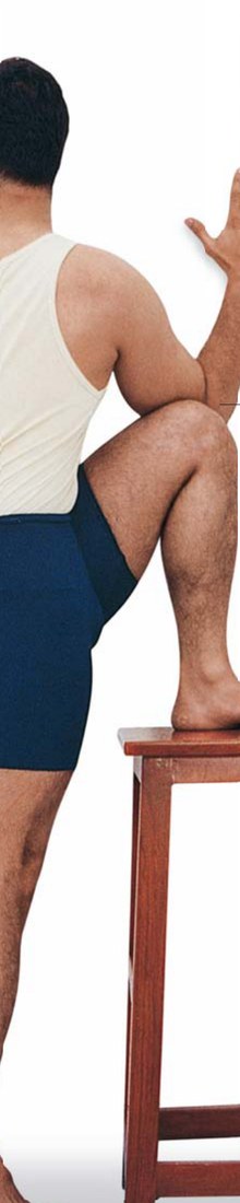 Utthita Marichyasana — đặt lòng bàn tay trái trên tường