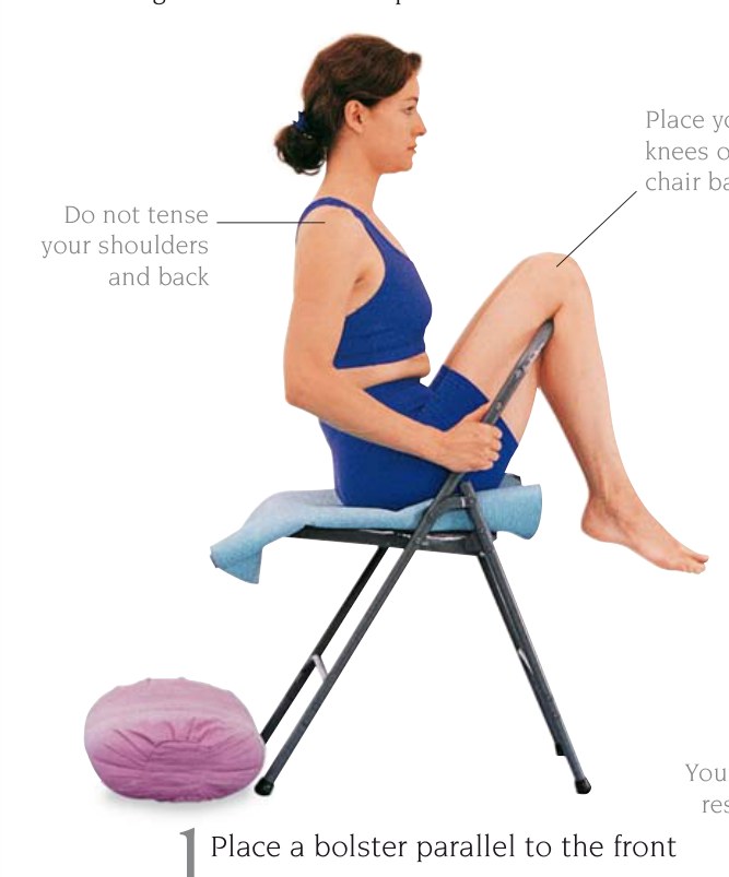 Salamba Sarvangasana — giữ chân cong móc vào ghế