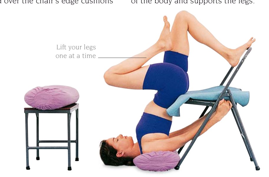 Halasana — giữ vai tựa ra sau lên gối đệm