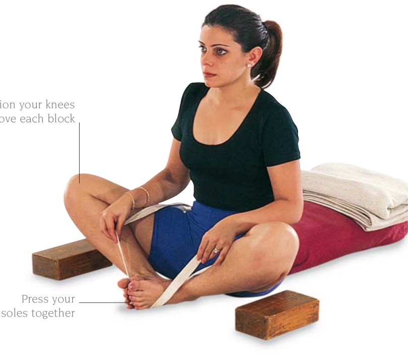 Supta Baddhakonasana — thư giãn vai, ấn lòng bàn chân