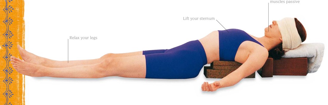 Đặt đầu và cổ trên chăn trong Savasana